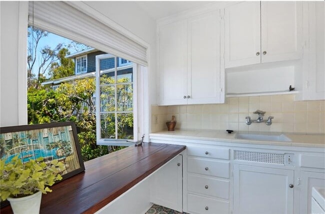 Building Photo - 2344 Glenneyre St