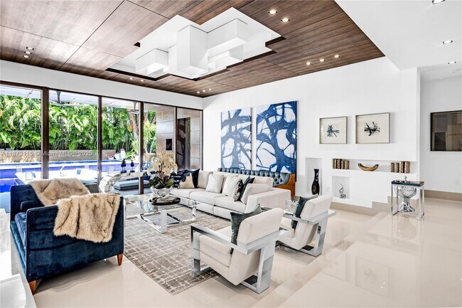 Building Photo - 3009 Pine Tree Dr