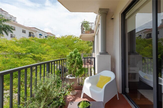 Building Photo - 1650 Galiano St