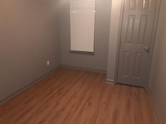 Building Photo - 3006 Calvert Ave