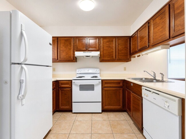 Building Photo - "Coastal Comfort: Spacious 2-Bed Townhouse in Fort Walton Beach!"