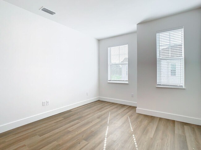 Building Photo - Brand New Constructed Townhouse in South Tampa - Available October 2024