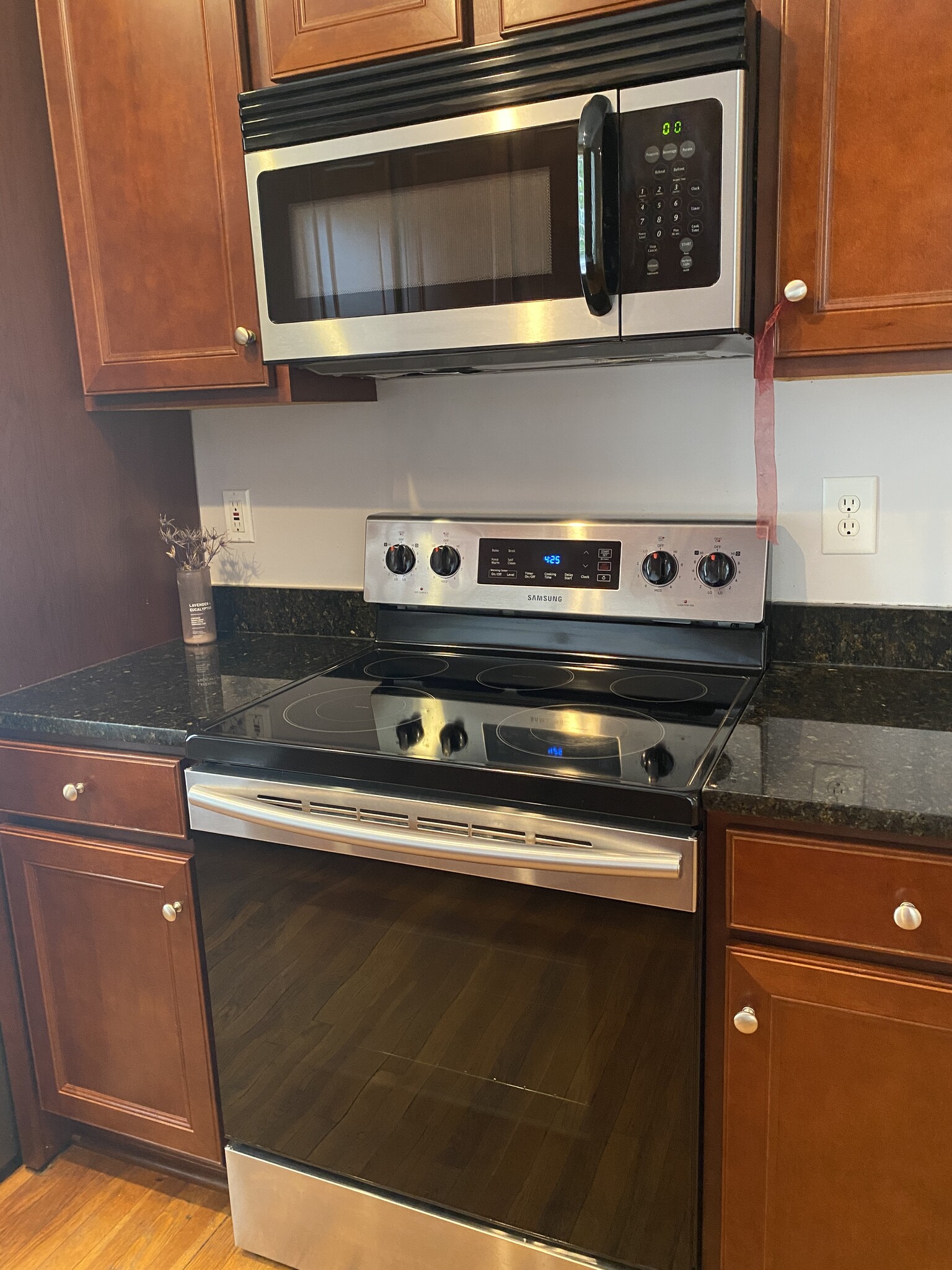 Cooking top, microwave - 1630 Monument Ave