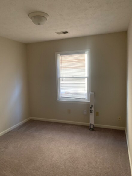 Building Photo - 3737 White Pine Dr