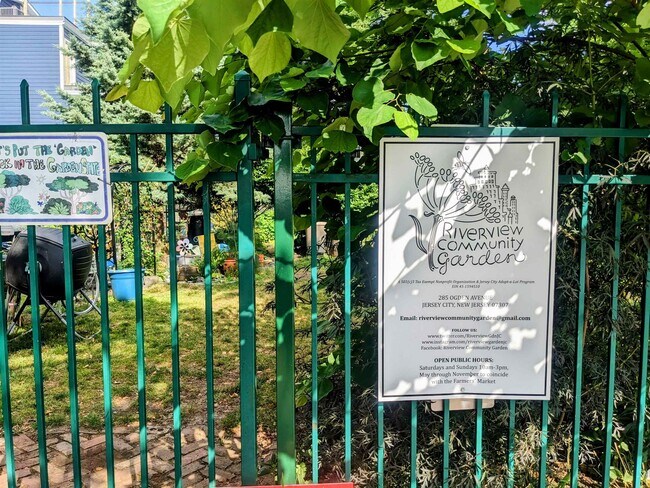 Building Photo - 96 Bowers St