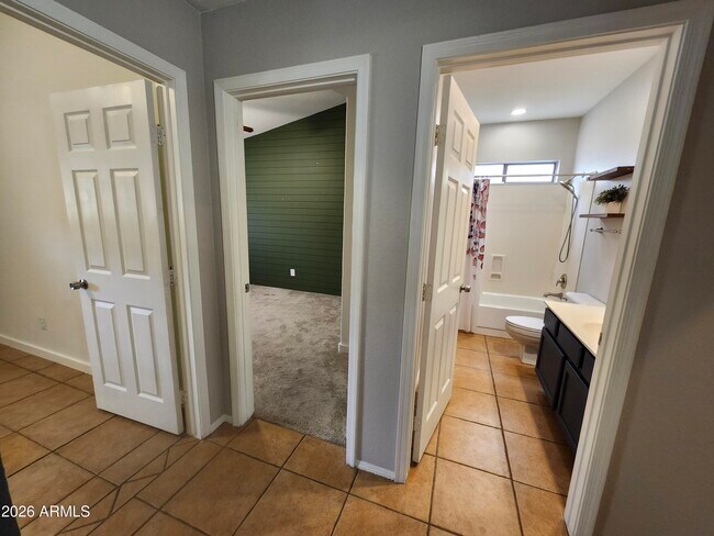 Building Photo - 2545 E Granite View Dr