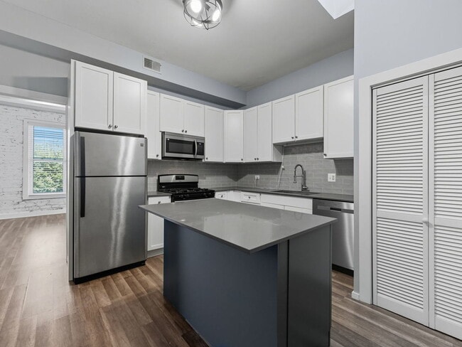 Building Photo - 2370 N Elston Ct