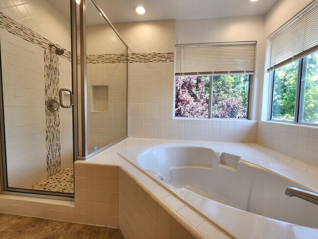 Building Photo - Spacious 4 Bed / 3 Bath Windsor Home