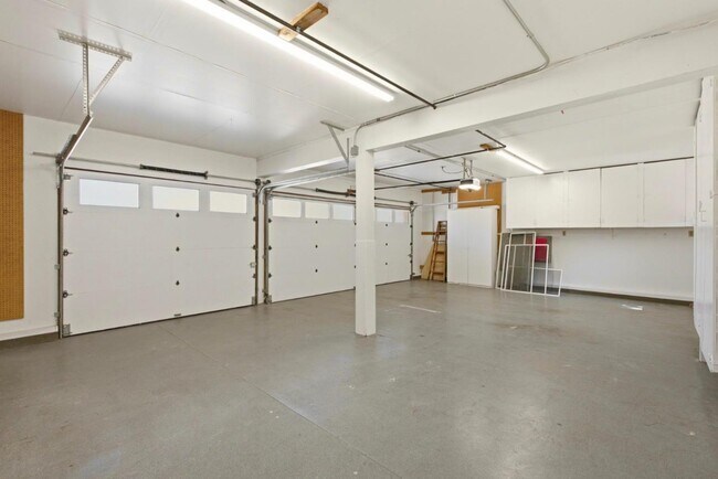 Building Photo - 7175 Cahen Dr