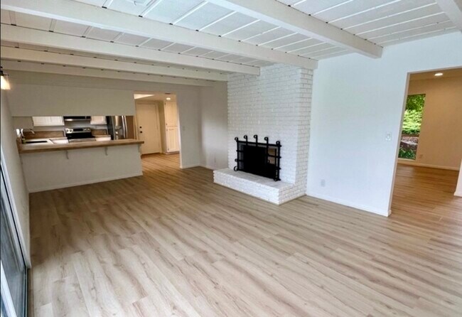 Building Photo - 915 Ranch View Ln