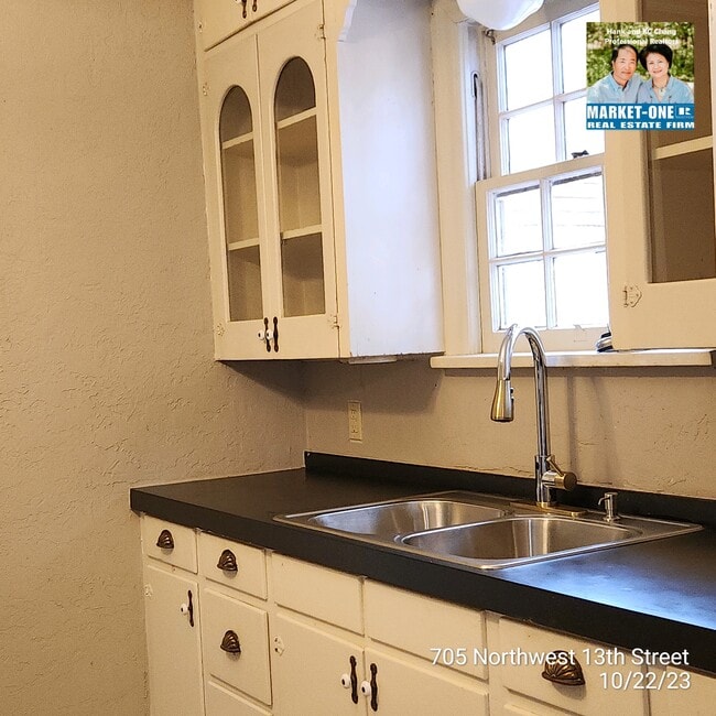 Building Photo - 705 NW 13th St