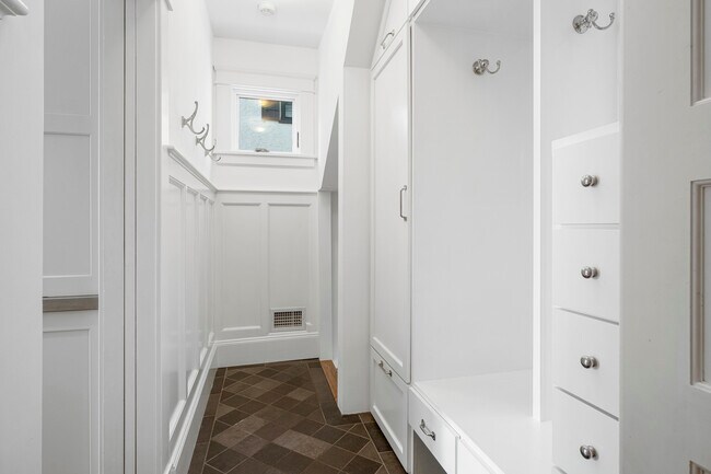 Building Photo - 5 Gerlach Pl