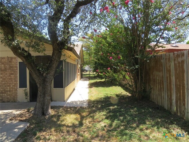 Building Photo - 519 Myra Lou Ave