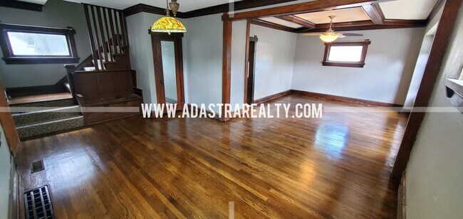 Building Photo - Amazing Historic Independence Home-Available NOW!!