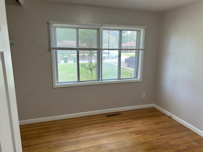 Building Photo - 1707 Buena Vista Cir SE