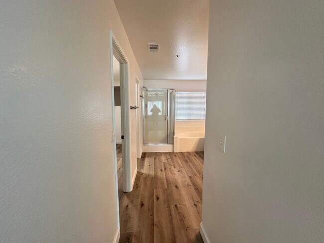 Building Photo - A stunning 4-bedroom haven, fully renovate...