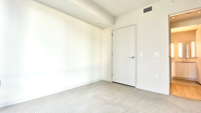 Building Photo - Available NOW - AE'O 1 BED 1 BATH w/ 1 COV...