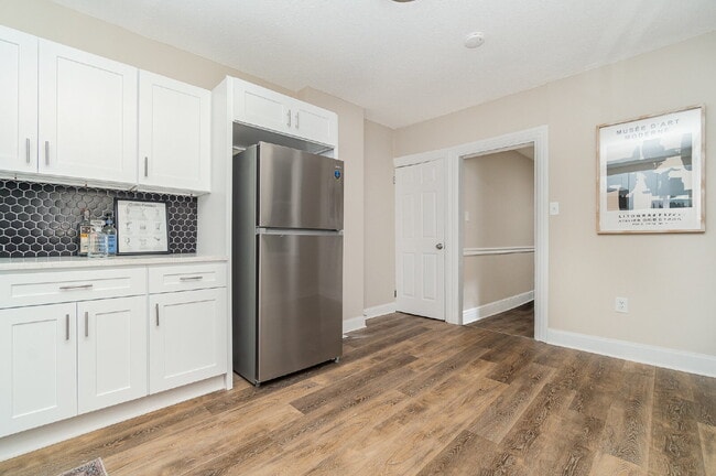 Building Photo - "Charming 3-Bed Townhouse Retreat in the Heart of Lancaster – Spacious 1728 Sq Ft Living!"