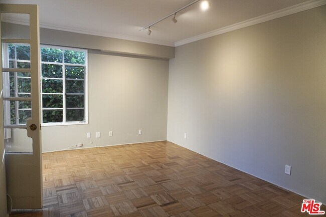 Building Photo - 951 Masselin Ave