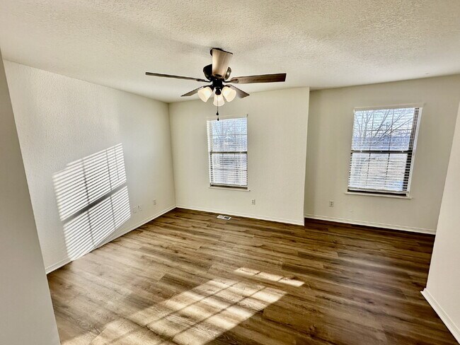 Building Photo - 1242 SW Elm Tree Rd