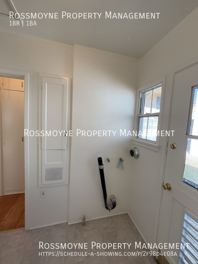 Building Photo - 1 Bedroom 1 Bath Unit in Small Complex - M...