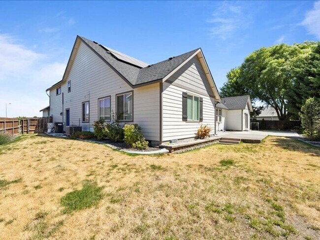 Building Photo - 617 Esperanza Ct