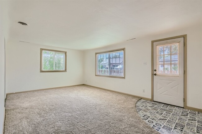 Living room with picture window - 1708 Aspen St