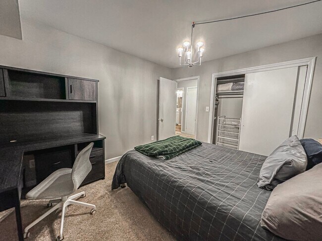 Building Photo - Beautiful Fully Furnished 2 Bed 1 Bath Condo With A Balcony In Desired Cardinal Forest