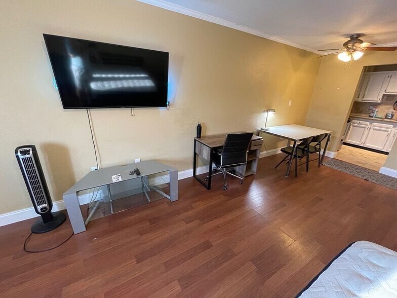 Building Photo - 405 Dunwoody St