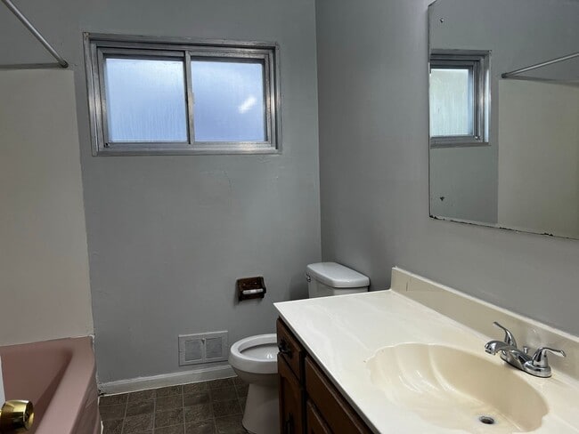 Building Photo - 3 BR 1.5 BA split-level with attached 1 car garage