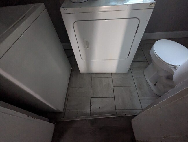 Building Photo - Large Carroll Park Home 3br/1.5ba w/ Washe...