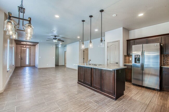 Building Photo - Beautiful 3 bed-2 baths with Casa Club/Gym...