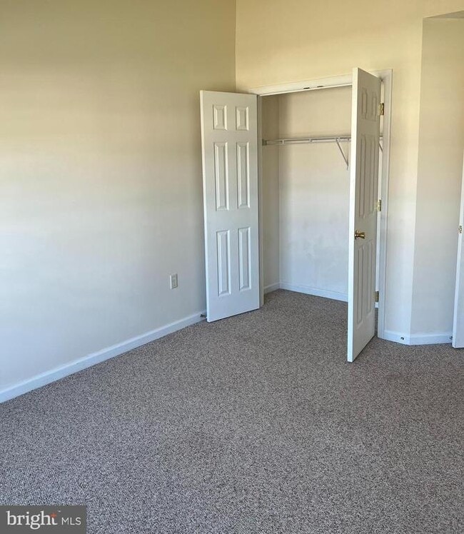 Building Photo - 2037 Powell Dr