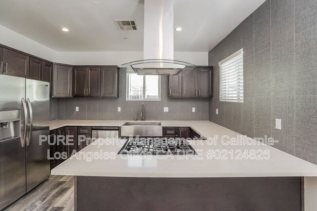 Building Photo - 1340 N Kenmore Ave