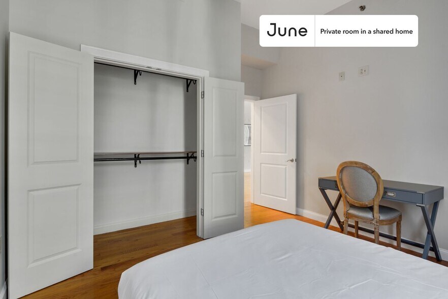 Building Photo - Room in Shared 5 bed/2.5 bath home in Roxbury