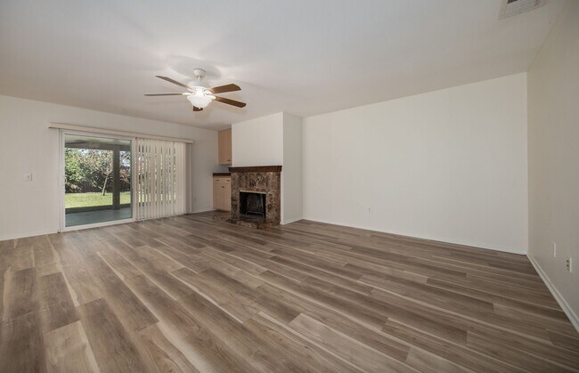 Building Photo - Updated 3 Bedroom Home in Quiet Street