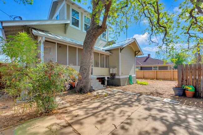 Building Photo - 615 W 33rd St