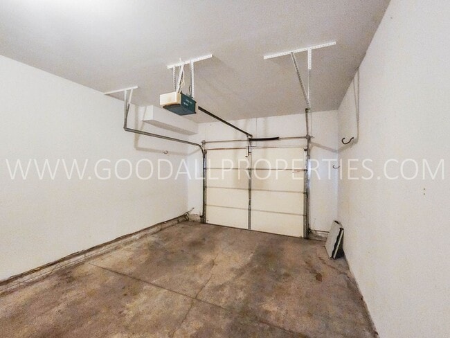 Building Photo - 2 Bedroom 2.5 Bath Townhome In West Des Mo...