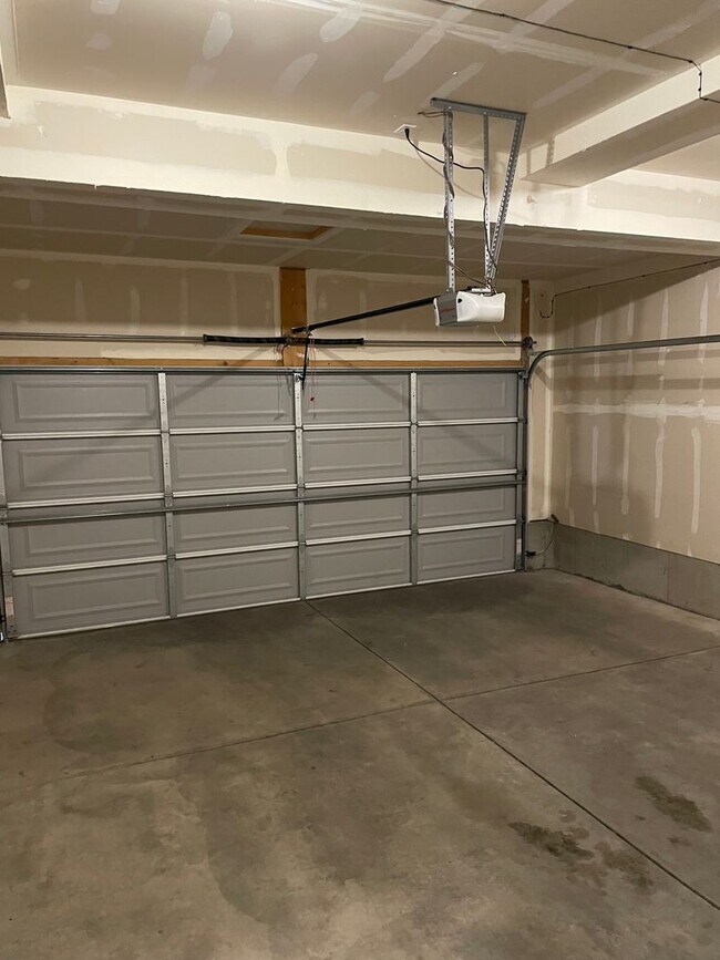 Building Photo - Luxury Rowhouse w/ 2-Car Garage in NE Ft. Collins