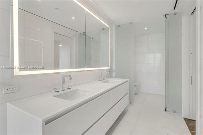 Building Photo - 300 Biscayne Blvd Way