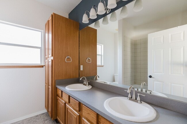 Building Photo - *MOVE IN SPECIAL* $350 OFF FIRST MONTH RENT! Spacious 4 Bedroom Home with Fireplace