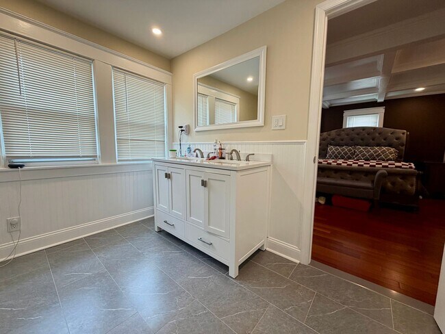 Building Photo - Stunning 4-Bed/2-Bath Home in the heart of Lansdowne! Available First Week of September!