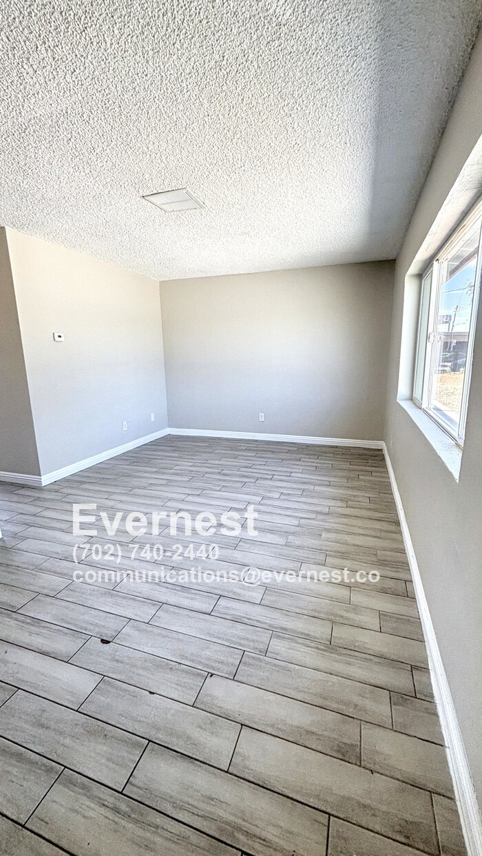 Building Photo - 718 W Wilson Ave
