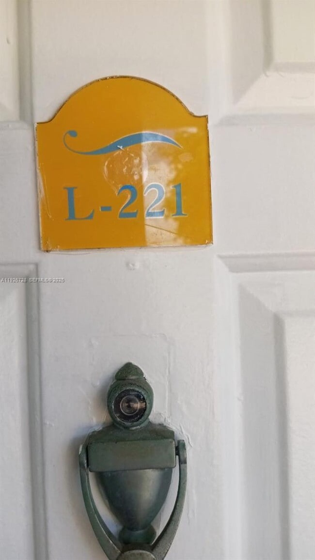 Building Photo - 9375 Fontainebleau Blvd