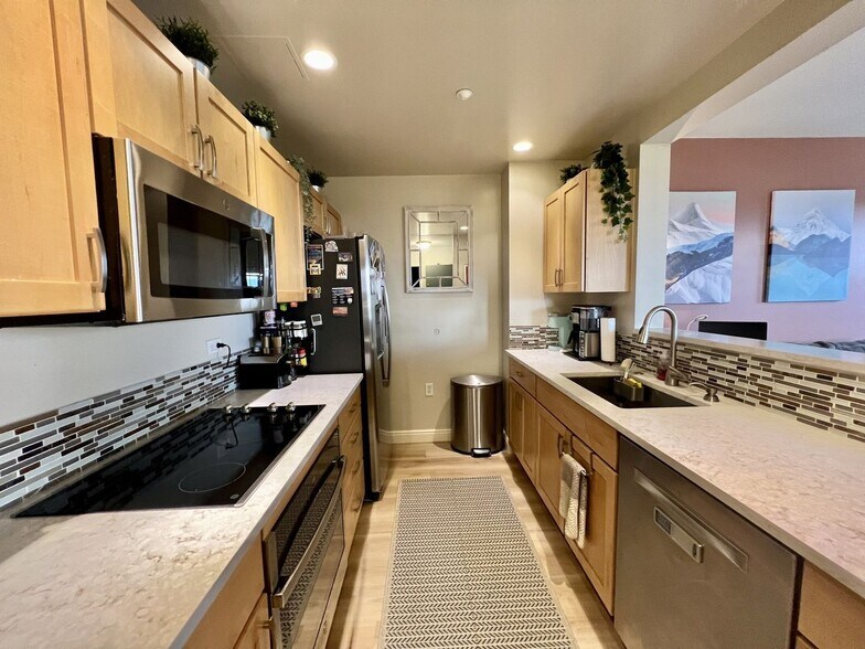Primary Photo - 300 W 11th Ave