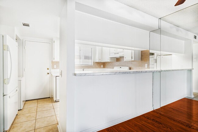 Building Photo - 34414 Laura Way