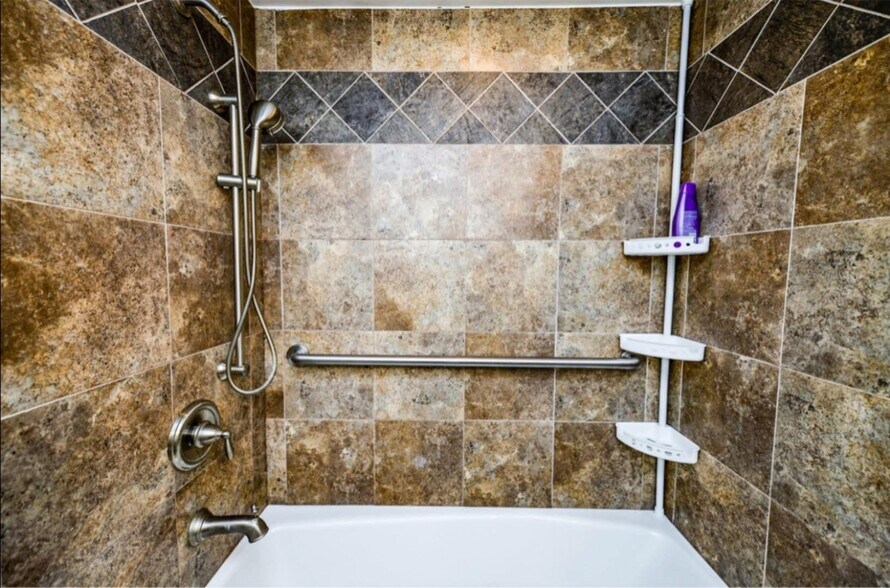 Building Photo - 2600 Brookwood Way Dr