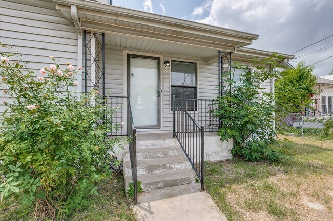 Building Photo - CHARMING 2-BEDROOM HOME NEAR KING WILLIAM