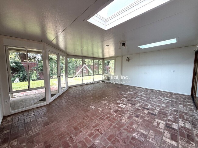 Building Photo - Spacious 3bd/2ba Carmichael Home With Sun Room