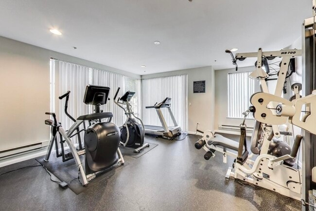 Building Photo - 1720 Oak Ave